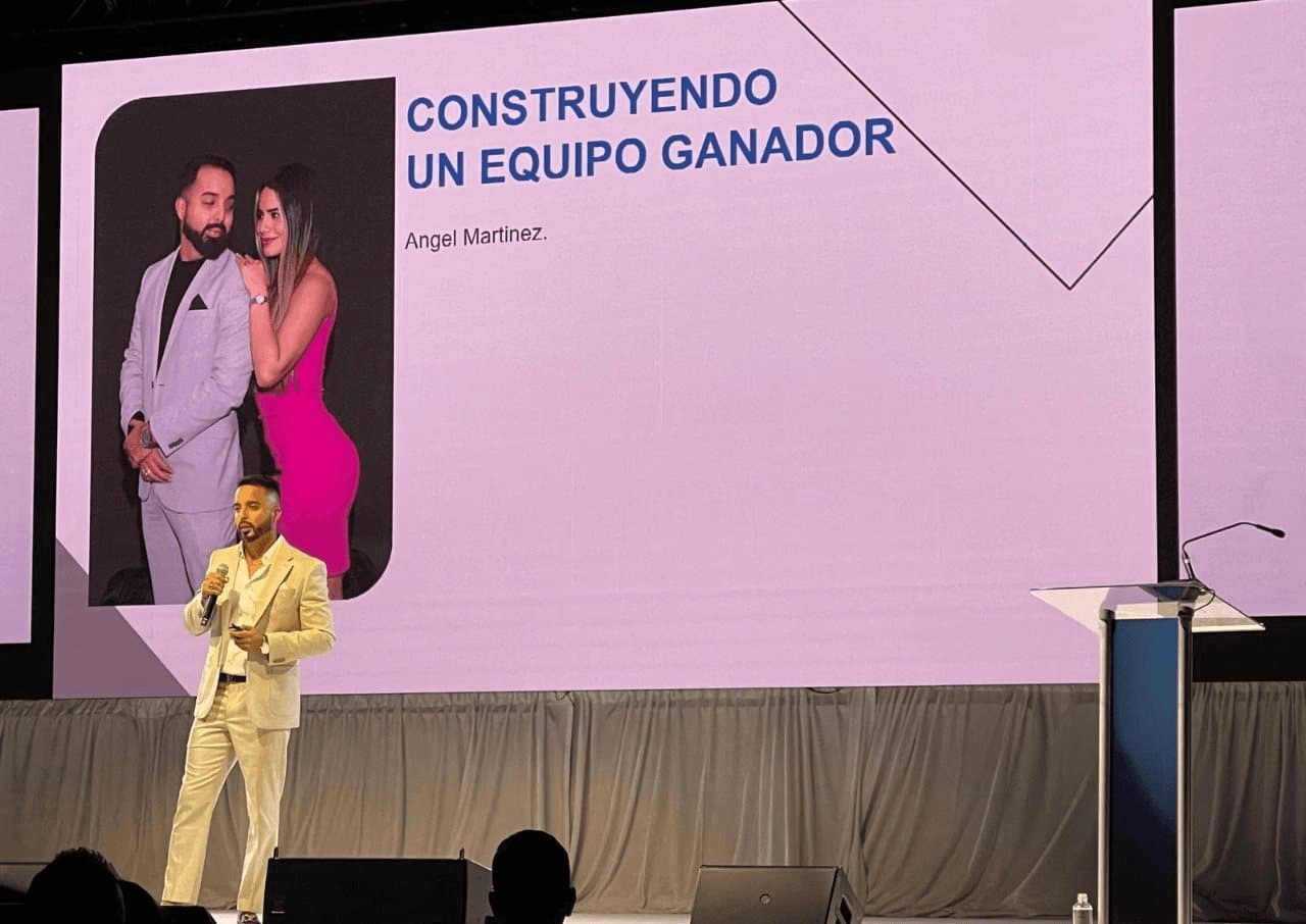 Angel Martinez en el escenario con la charla Construyendo un equipo ganador